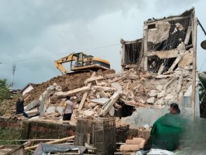 rumah-warga-di-pringsewu-rusak-tertimpa-material-bongkaran-gedung-walet-polisi-selidiki