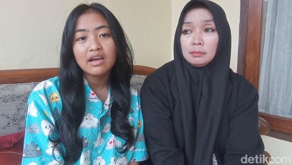 sevina-remaja-yang-diselamatkan-aipda-anumerta-anditya-munartono-didampingi-ibunya_169