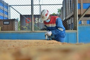 Pekerja PDC yang sedang melakukan reparasi matting board di area yard PDC (dokuentasi pdc)