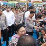 Kapolri Bersama Ketua Komisi IV DPR Salurkan Bantuan Sosial bagi Masyarakat Terdampak Bencana di Tapanuli Tengah