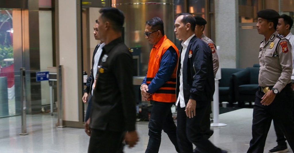 KPK-Tahan-Tersangka-Dugaan-TPK-Terkait-Kepabeanan-di-Ditjen-Bea-dan-Cukai-image_large