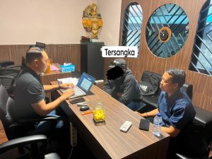 gerak_cepat_polres_badung_amankan_wna_australia_pelaku_vidio_viral_asusila_di_pekarangan_rumah_warga_207224