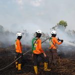 Tim SAR Polda Kalbar Bergerak Cepat Padamkan Karhutla di Kubu Raya Ancam Gedung Sekolah