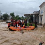 300 Personel Brimob Polda Sumatera Barat Dikerahkan Tangani Banjir di Kota Padang