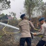 Satbrimob Polda Jambi Cepat Tangani Kebakaran Lahan di Merangin